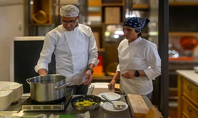 Massimo e Valentina mentre cucinano la pasta