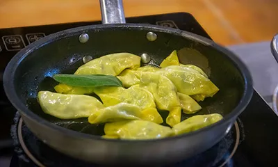 Tortelli con la coda in padella con una foglia di salvia