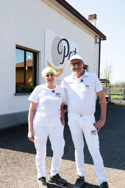 Valentina e Massimo, proprietari di PAT, davanti al loro pastificio